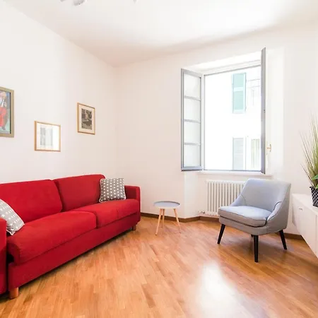 Center - The House Of Travelers *