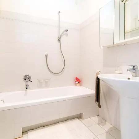 Center - The House Of Travelers Como